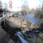 Las riadas de los últimos días han dejado su huella en el viejo puente a Toral de Merayo