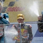 Marc Márquez (c) junto a los también españoles Terol y Espargaró, en el podio de Muguello.