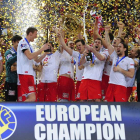 Los daneses celebran en el podio su triunfo ante Serbia en la final del Europeo.