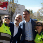 Sánchez se hace una foto ayer, en un paseo por el barrio popular de Canyelles en Barcelona. Ceci Fimia/PSC