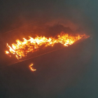 Imagen del fuego que afectó a al cubierta de una nave de Roldán. BOMBEROS PONFERRADA.