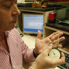 Un trabajador de la Caja, valorando un reloj.