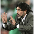 Diego Armando Maradona dio intrucciones sin cesar desde la banda.