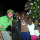 Óscar Calzado con un grupo de niñas de Jacmel.