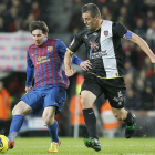 El argentino Messi pelea un balón con el defensa Ballesteros.