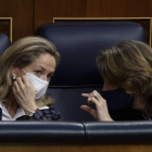 Las vicepresidentas Nadia Calviño y Teresa Ribera ayer, en el Congreso de los Diputados. CHEMA MOYA