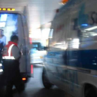 Llegada de ambulancias con enfermos al servicio de Urgencias del Hospital de León.