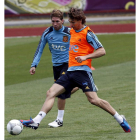 Sergio Ramos y Fernando Llorente pugnan por el balón en el entrenamiento de España.