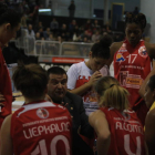 Chiqui Barros arenga a sus jugadoras durante un tiempo muerto en el Bembibre Arena.