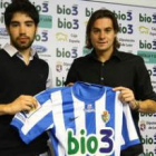 El futbolista fue presentado ayer en El Toralín de la mano del consejero Antonio Blanco.
