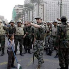 Imagen de los militares en la plaza Tahir, ayer, mientras se desalojaba a los manifestantes