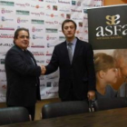 Miguel Escudero y Joaquín Rodríguez se estrechan la mano.