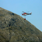 Un helicóptero el viernes en Peñalba. BARREDO