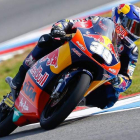 Luis Salom, a pesar de correr lesionado, demostró que es el favorito a llevarse el título en Moto3.