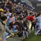 La grada de tribuna cede durante la celebración del primer gol.