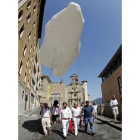La nube de Eugenio Ampudia saliendo del Museo de Navarra en dirección a Compostela.