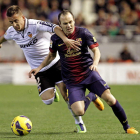 Andrés Iniesta pelea un balón con el defensa portugués del Valencia Joao Pereira.
