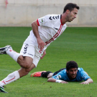 Julen Colinas celebra su gol ante el Boiro en el Reino de León. SECUNDINO PÉREZ