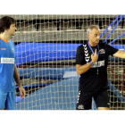 Rafa Guijosa da instrucciones a Gonzalo Carou durante el entrenamiento en el Palacio.
