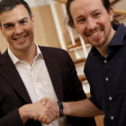 El líder del PSOE, Pedro Sánchez, junto al secretario general de Podemos, Pablo Iglesias, en su última reunión en el Congreso.