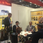 La bodega Vinos de Arganza en un contacto comercial en Prowein. DL