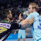 Pálmarsson pelea el balón ante la defensa del Puente Genil. I.L.