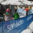 La jornada de esquí transcurrió con normalidad para la mayor parte de los aficionados que acudieron a San Isidro. F. OTERO PERANDONES