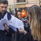 Los periodistas leen la sentencia a las puertas de la Audiencia de Palma. CATI CLADERA