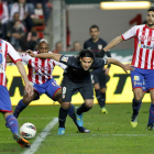 Falcao trata de controlar el balón entre los jugadores del Sporting Orfila, Gregory Arnolin y Botía.