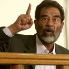 Sadam comparece ante un juez iraquí para escuchar de qué se le acusa