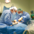 Profesionales sanitarios realizan una intervención quirúrgica. DL