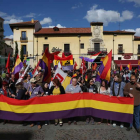 Participantes en la manifestación de apoyo a la solicitud de un referéndum que permita decidir sobre monarquía o república, que ha tenido lugar en León.