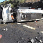 El camión cisterna quedó volcado sobre uno de sus costados y derramó la mayoría del combustible, obligando a cortar el tráfico de la N-VI en ambos sentidos.