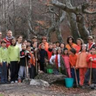 Los jóvenes plantaron los árboles el pasado lunes