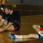 Chernov y Krivoshhlykov hacen estiramientos durante un entrenamiento con el Ademar.