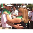 Los pendones pusieron la nota de color de la jornada desde la puerta de acceso a la villa.
