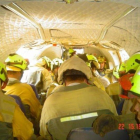 Agentes de la brigada forestal de Tabuyo dentro del helicóptero  que los traslada a un incendio.