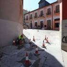 Obras de reparación del firme, ayer en la calle Santa Beatriz de Silva. ANA F. BARREDO