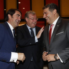 Suárez-Quiñones, consejero de Fomento, el alcalde Antonio Silván y Julio Álvarez. JESÚS F. SALVADORES