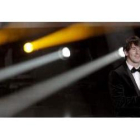 El delantero argentino del Barcelona Lionel Messi posa con el Balón de Oro.