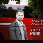 La imagen de Tudanca en un bus en la campaña. MARCIANO PÉREZ
