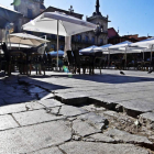 La grieta en la zona sur de la plaza, donde hay más actividad hostelera y del mercado, se ha agravado. RAMIRO