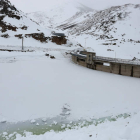 La presa de Casares de Arbas presentaba ayer esta gélida imagen, con sus aguas totalmente heladas.