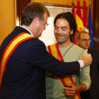 Silván impone la banda de concejal a Óscar Fuentes.