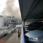 Gente huye tras las explosiones registradas en el aeropuerto de Bruselas.