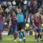 Los jugadores del Barça saludan a sus aficionados celebrando la victoria frente al Madrid