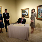 El rey firma en el libro de honor en presencia de su mujer y el presidente húngaro y su esposa. S. B.