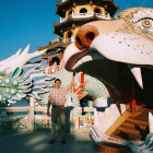 Rubio, junto a las cabezas de tigre y dragón típicas de las pagodas taiwanesas.