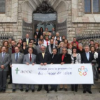 Todos los participantes en el acto posaron en la escalera de Botines