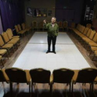 José J. Rosillo, en el centro del corro preparado para los días de Semana Santa en el Casino Conde L